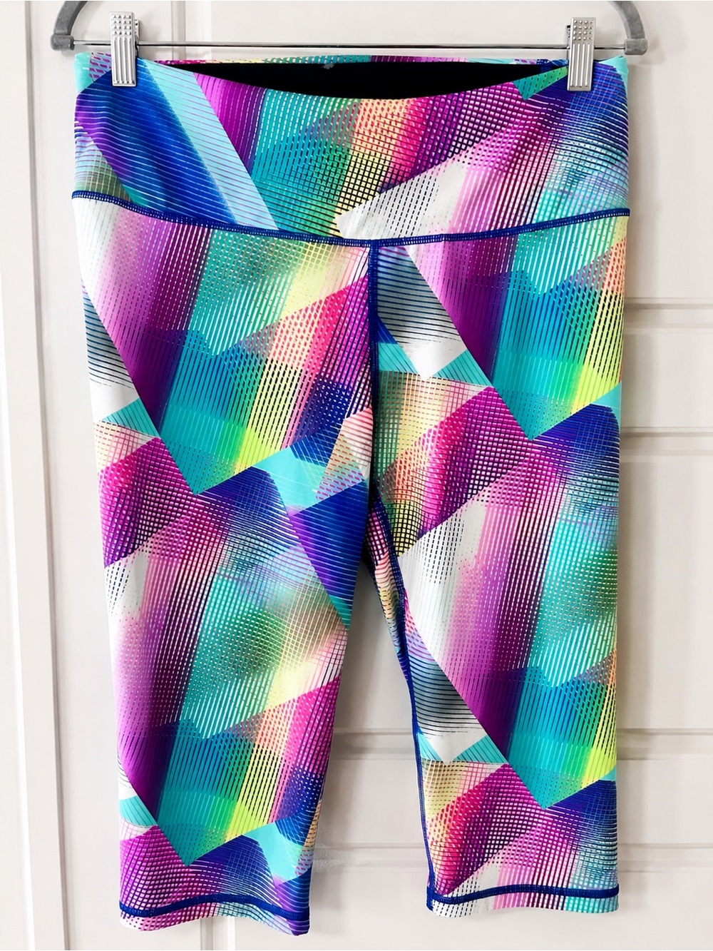 Sport Victoria’s Secret Knockout Crop Leggings L/G Colorful Geometric Print - Picture 3 of 4